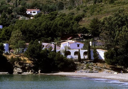 El origen de lo que acabó siendo elBulli se remonta a 1961, cuando el matrimonio Hans y Marketta Schilling adquirió unos terrenos en Cala Montjoi, Girona, donde más tarde se emplazaría el famoso local, y pidieron una licencia de obras para la construcción de un minigolf, que después se convertiría en chiringuito de playa. Antes incluso de que existiera, Marketta ya servía comidas y decidieron llamar a su negocio elBulli por sus perros de raza bulldog francesa, a los que se les conoce con ese nombre. En la imagen, el exterior del restaurante en una imagen de 2003.