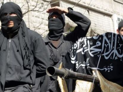 Milicianos del grupo islamista Frente al Nusra en un barrio de Alepo.