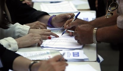 Un hombre vota en los comicios regionales en Tesalónica.