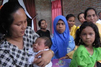 Ratna, la madre que dio a luz sobre un tejado, junto a su bebé Nasrullah, nacido durante el maremoto<i>.</i>