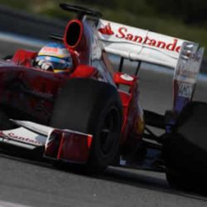 Santander tiñe de blanco el Ferrari de Alonso