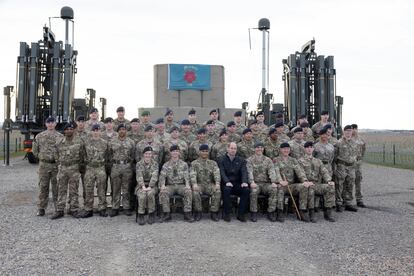 Durante la visita, el príncipe posó vistiendo ropa de civil junto a la mayoría de los 75 militares británicos que forman parte de la primera línea de defensa en el flanco oriental de la OTAN. “Sé lo ocupados que están todos. Gracias por acogerme hoy", comentó.