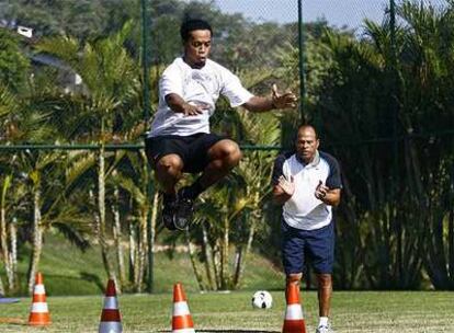 Ronaldinho entrena con el preparador físico de la selección brasileña de fútbol