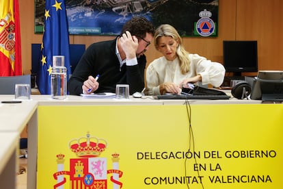 La vicepresidenta segunda del Gobierno y ministra de Trabajo y Economía Social, Yolanda Díaz, habla con el secretario de Estado de Empleo durante la reunión que ha celebrado este lunes en Valencia con agentes sociales, alcaldes para tratar las ayudas por la dana del pasado 29 de octubre.