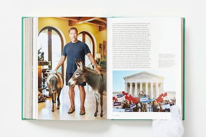 Arnold Schwarzenegger junto a sus burros, en una de las imágenes del libro 'Arnold', de Taschen.