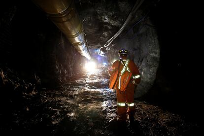 Un trabajador camina bajo tierra en la mina de oro totalmente eléctrica de Goldcorp Inc, cerca de Chapleau, Ontario, Canadá.