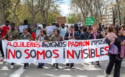 Migrantes, inquilinos y trabajadoras del hogar marchan en Madrid por el acceso a la vivienda, el 5 de abril de 2025.