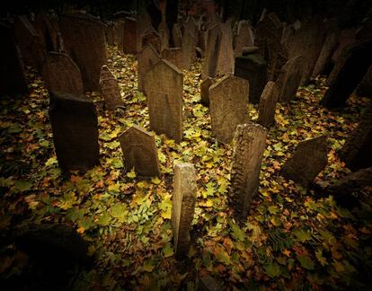 Lápidas del cementerio judío de Praga, en el barrio de Josefov.