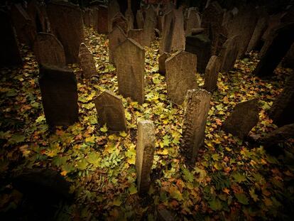 Lápidas del cementerio judío de Praga, en el barrio de Josefov.