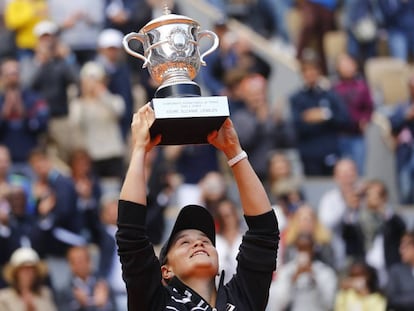 Asleigh Barty eleva el trofeo de campeona de Roland Garros, este sábado en París.