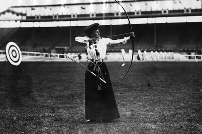 En Londres 1908 las mujeres se animaron con el tiro al arco. En la imagen, la ganadora del oro Sybil Queenie Newall.