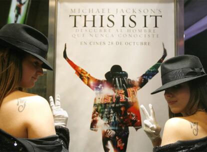Dos seguidoras de Michael Jackson posan antes del estreno del documental <i>This is it</i> en un cine en la calle de Fuencarral.