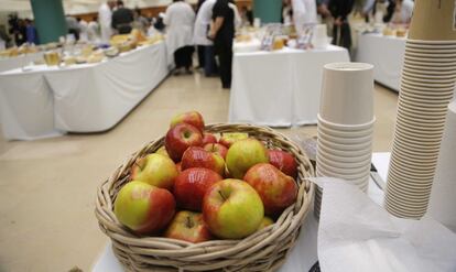 El jurado que cata los quesos toma manzana, agua y pan tostado para eliminar los sabores de las diferentes variedades.