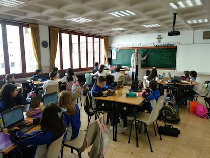 El profesor Pablo José Sánchez, durante una clase de educación ambiental y matemáticas en el colegio La Milagrosa de Oviedo (Asturias).