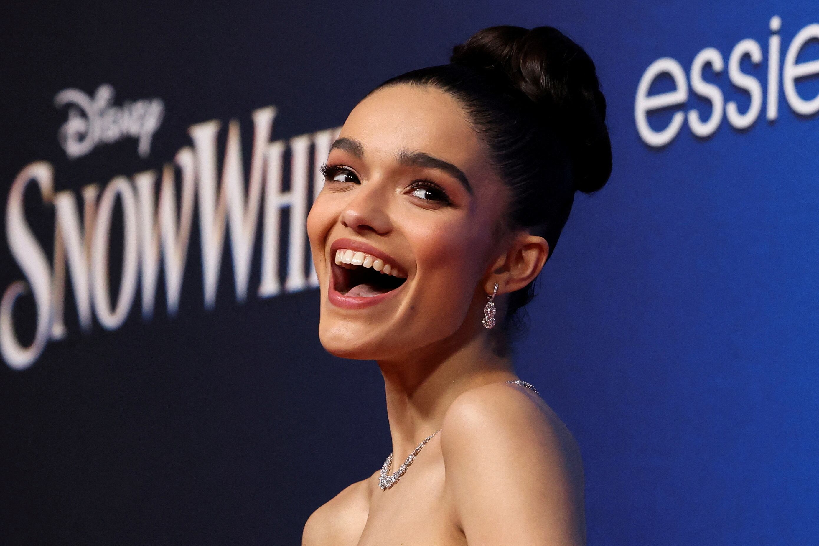 La nueva ‘Blancanieves’ responde preguntas a niños latinos y muestra con orgullo su identidad hispana