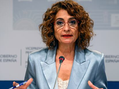 MADRID, 24/02/2025.- La vicepresidenta primera del Gobierno y ministra de Hacienda, María Jesús Montero, ofrece una rueda de prensa, este lunes en Madrid. El Estado asumirá 83.252 millones de euros de deuda de las comunidades autónomas, una medida que beneficiará a "todas" las regiones del régimen común, ha subrayado este lunes Montero. EFE/ JJ. Guillén