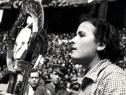 Teresa Pàmies, casi en los dos polos de su vida: en el mitin que con 17 años dio en la Monumental de Barcelona en 1937.