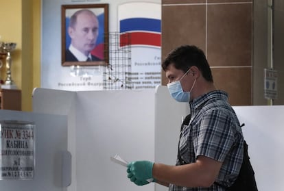 Un hombre vota este miércoles en un colegio electoral de Moscú.
