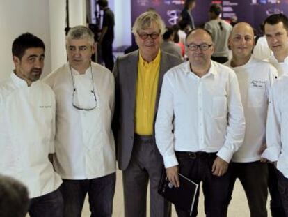 El director del Zinemaldia, José Luis Rebordinos, el responsable del Culinary Cinema del Festival de Berlín, Thomas Struck y el director del BCC, Joxe Mari Aizega posan junto a un grupo de cocineros.