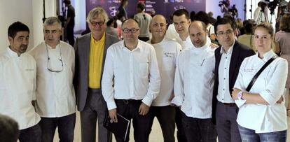 El director del Zinemaldia, José Luis Rebordinos, el responsable del Culinary Cinema del Festival de Berlín, Thomas Struck y el director del BCC, Joxe Mari Aizega posan junto a un grupo de cocineros.