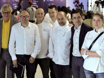 El director del Zinemaldia, José Luis Rebordinos, el responsable del Culinary Cinema del Festival de Berlín, Thomas Struck y el director del BCC, Joxe Mari Aizega posan junto a un grupo de cocineros.