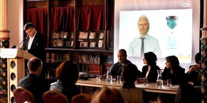 Assange lanza su candidatura a través de una videoconferencia.