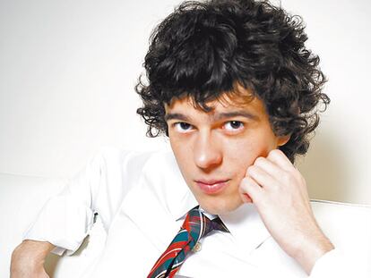<b>Fernando Tielve lleva camisa Olimpo y corbata de Springfield.</b>