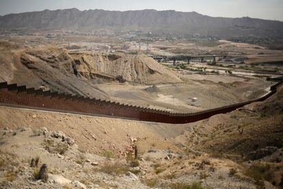 Una sección del muro que la campaña "We build the wall" decía haber construido con el dinero donado, en la frontera entre Ciudad Juárez y El Paso, en agosto de 2020.