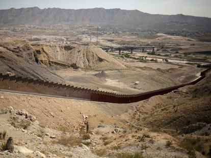 Una sección del muro que la campaña "We build the wall" decía haber construido con el dinero donado, en la frontera entre Ciudad Juárez y El Paso, en agosto de 2020.