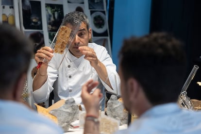 Los cocineros Mateu Casañas, Eduard Xatruch y Oriol Castro, en la reunión de mesa creativa, donde inspeccionan distintos utensilios que van usar en sus servicios. 