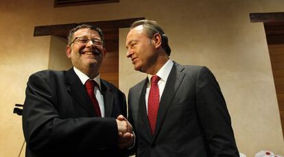 Ximo Puig y Alberto Fabra se saludan en un acto en las Cortes Valencianas en 2012.