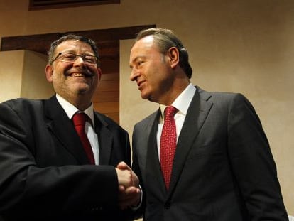 Ximo Puig y Alberto Fabra se saludan en un acto en las Cortes Valencianas en 2012.