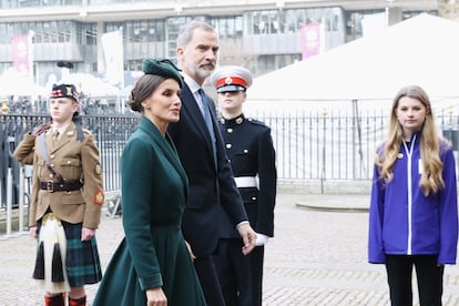 Don Felipe y doña Letizia acompañaron este martes a la reina Isabel II en la ceremonia en tributo de su difunto marido Felipe, quien por la pandemia tuvo que recibir un funeral muy restringido el año pasado.