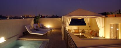 Azotea con vistas a la medina en el Riad Abracadabra de Marrakech.