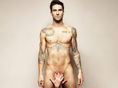 Adam Levine, cantante del grupo Maroon 5, posó sin ropa para el número de febrero de 2011 de la revista 'Cosmopolitan'. La entonces novia —y hoy mujer—del cantante, la modelo de Victoria’s Secret Anne Vyalitsyna, es quien se encarga de taparle las partes íntimas al artista. Una foto que la hizo para involucrarse en  la campaña Everymen, que la lucha contra el cáncer de próstata y testicular.