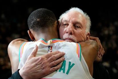 Gregg Popovich se abraza con Dejounte Murray para celebrar su récord de victorias en la NBA.