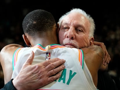 Gregg Popovich se abraza con Dejounte Murray para celebrar su récord de victorias en la NBA.