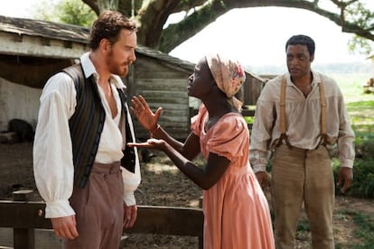 Desde la izquierda, Michael Fassbender, Lupita Nyong’o y Chiwetel Ejiofor (que da vida a Northup), en el filme.