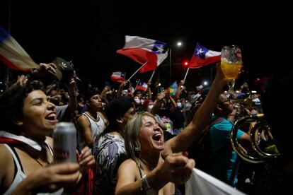 Partidarios del presidente electo chileno Gabriel Boric celebran tras los resultados oficiales de la segunda vuelta de las elecciones presidenciales, en Santiago.