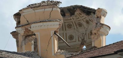 La cúpula de la iglesia de Santa María de las &Aacute;nimas parcialmente destruída tras el terremoto de la región italiana de L'Aquila.