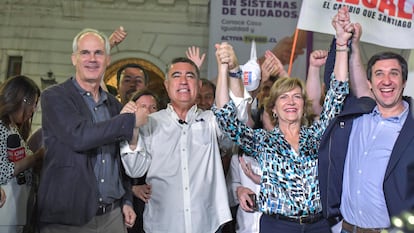 Mario Desbordes (blanco) celebra su triunfo en la Plaza de Armas de Santiago.