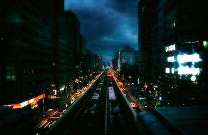 La red de metro de la capital taiwanesa cuenta con varios tramos exteriores. Las líneas que recorren estas secciones al aire libre permiten contemplar, desde un particular punto de vista (en la foto, la estación de Daan), la inmensidad de la ciudad. Al caer la noche estos tramos se llenan de escenas urbanas que describen con fuerza y misterio la nocturnidad taiwanesa.