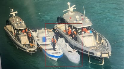 Agentes de la Armada de Colombia interceptan un narcosubmarino en el Caribe, el 1 de abril.