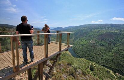 Mirador en un ca&ntilde;&oacute;n del r&iacute;o Sil.