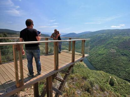 Mirador en un ca&ntilde;&oacute;n del r&iacute;o Sil.