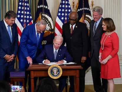 El presidente de Estados Unidos, Joe Biden, firma la ley de Reducción de la Inflación, este martes en la Casa Blanca, rodeado de algunos congresistas demócratas.