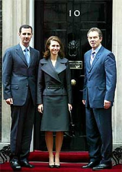 Bachar el Asad (izquierda), su esposa y Tony Blair, ayer en Londres.