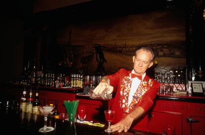 Un barman prepara un daiquiri en el Café Floridita de la Habana.