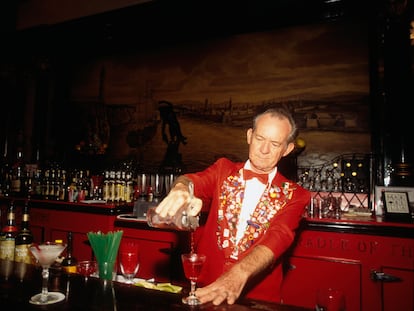 Un barman prepara un daiquiri en el Café Floridita de la Habana.