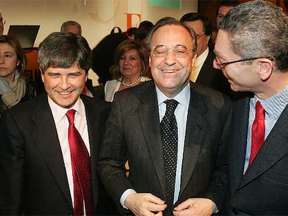 Fernando Martín y Florentino Pérez, con Alberto Ruiz-Gallardón ayer en la presentación del diario <i>El Economista.</i>